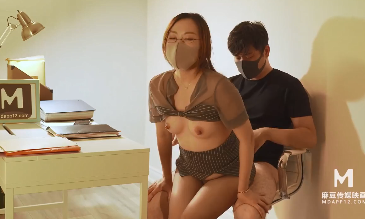 Đôi chân ngọt ngào của em nhân viên bảo hiểm dâm đãng